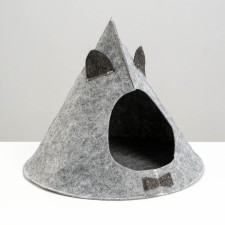 Animal house from felt 