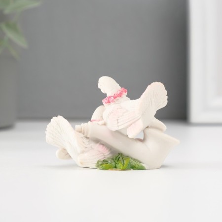 Polystone pigeons on a book in a pink wreath 4*6 cm-3