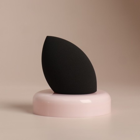 Mowed sponge for makeup “drop”, 6 × 4 cm, increases when getting wet, in case, black color is black-7