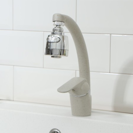 A crane nozzle to save water with variable pressure and jet angle