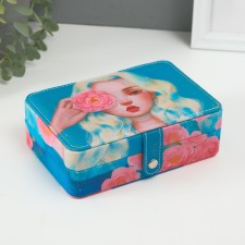 Casket to the leatherette for jewelry 