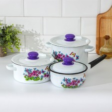 Set of dishes 