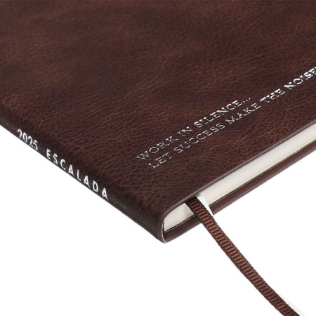 Weekly Datir 2025 g soft ox leather A6+ 80l Escalada, TIS F, KR BL 70 g/m², Kor-I-3