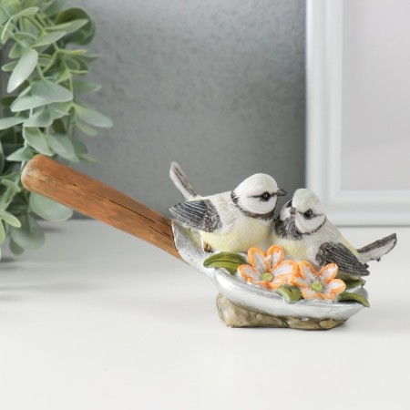 Polystone souvenir "Sinichka sit on a shovel, with flowers" 17x5x7 cm