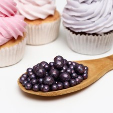 Sprinking confectionery with glitter 