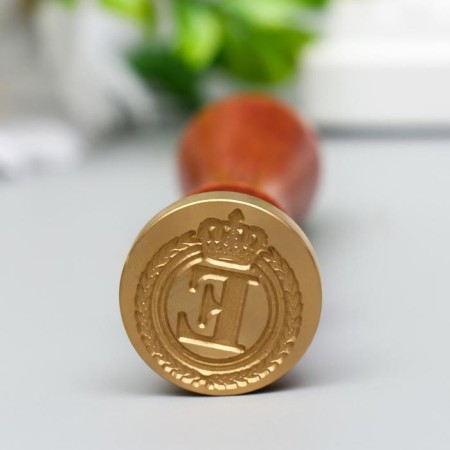 Printing for wax with a wooden handle "Crown with the letter E" 9x2.5x2.5 cm-1