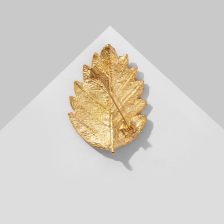 Alkha's “leaf” brooch, green color in matte gold-1