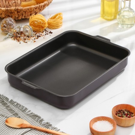 The baking sheet is Promo, 27 × 35 cm, anti -stick coating, burgundy color