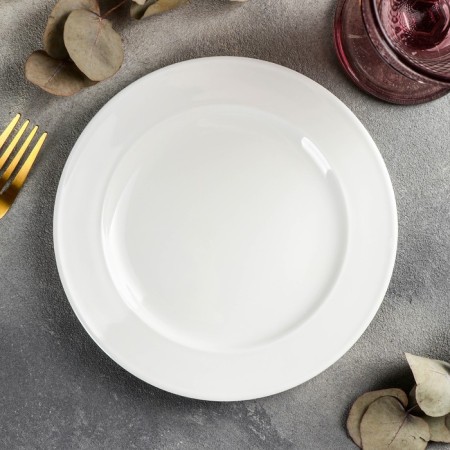 Porcelain dessert plate, d = 18 cm, white color