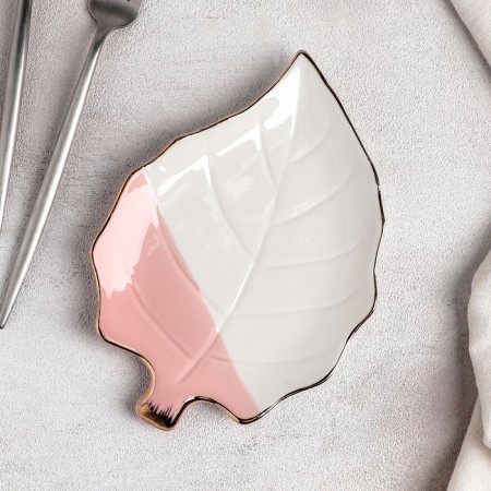 Bastee dish, 21.5 × 15 × 1.5 cm, white-pink color