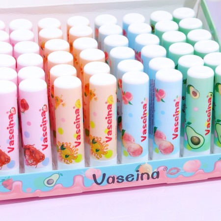 Vaseline for the lips "Fruit Fresh", a mix of flowers and aromas