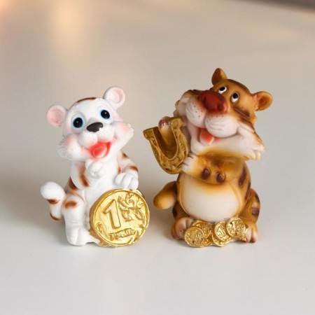 Polystone souvenir "Tigeron with gold ruble/hill" mix 6.8x4.7x5.5 cm