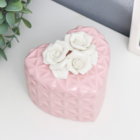 Coramics box "Three white roses. Geometry" heart pink 10x11x11 cm