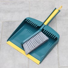 The brush-coat with a scoop with teeth and the edge 