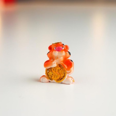 Souvenir Polystone "Tiger Stead with Golden Coin" MIX 3x1.5x2.7 cm-1