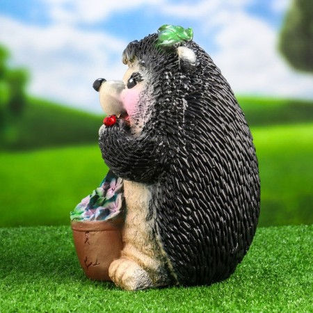 Garden figure "Hedgehog with a shovel of gardener" 17x17x26cm-5