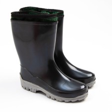 The boots are insulated, size 33, black, PVC