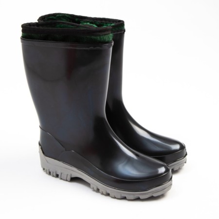 The boots are insulated, size 33, black, PVC