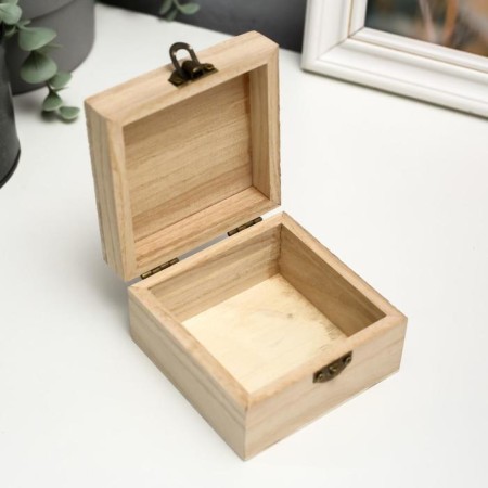The box is simple "square" 8.5x8.5x5 cm-1
