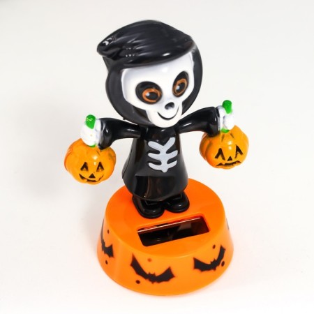 Plastic pendulum from the solar battery "Skeletal in a hoodie with pumpkin" 5.7x5.7x9.5 cm-4