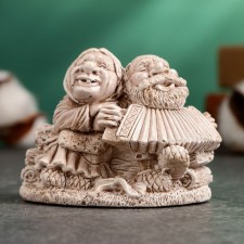 Фигура "На завалинке" слоновая кость, 7х6х8см