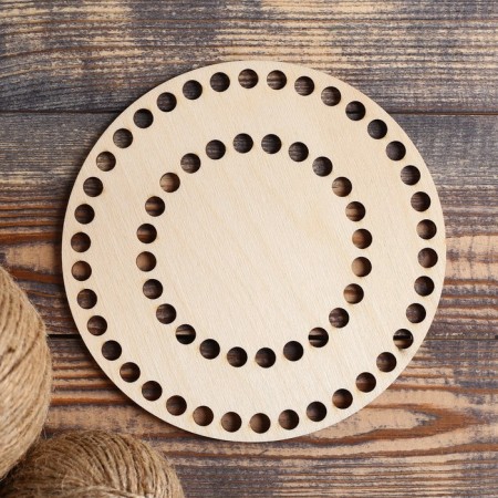 Clothing "Circle, perforation in the center", bottom plywood 3 mm, 16 cm, d = 9mm