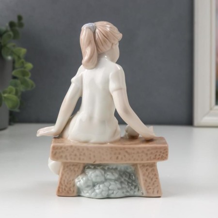 Сувенир керамика "Девочка кормилица" 11х8,5х14,5 см-3