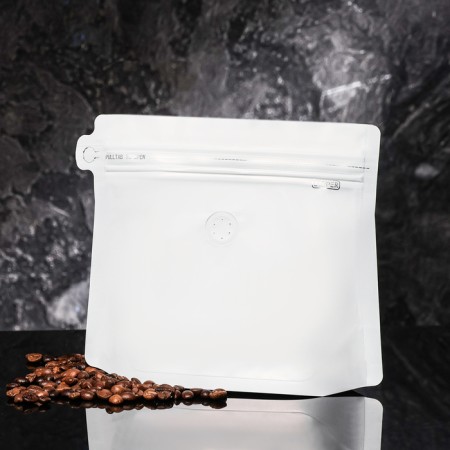 Eight -shirt package with a lock, white, 17.5 x (19.5 x 22.5) x 4.5