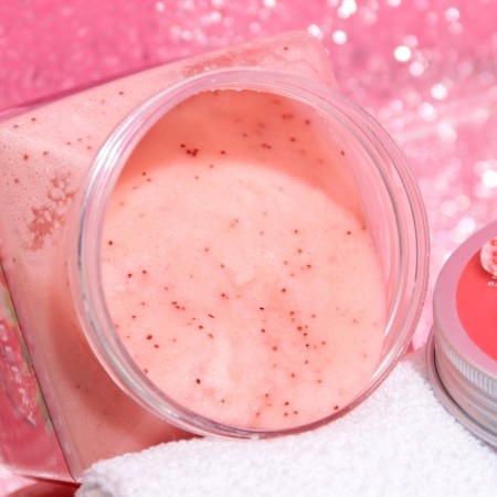 Cream-scrub for body renewing with strawberries 500 ml-4