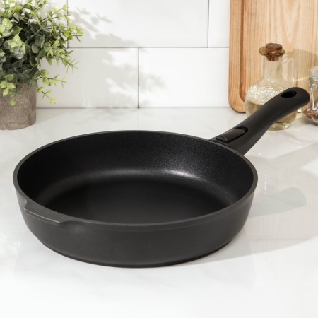 The pan “Tradition”, D = 28 cm, removable handle, anti -stick coating, black color