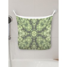 The organizer in the bathtub on the suction cups 