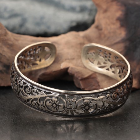 Carved "hops" bracelet, medium, brass