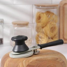 Locking machine 