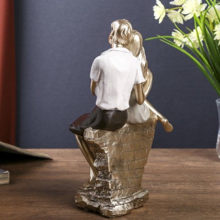 Polystone souvenir "In love pair on a brick hedge" 22x14.5x8 cm-3