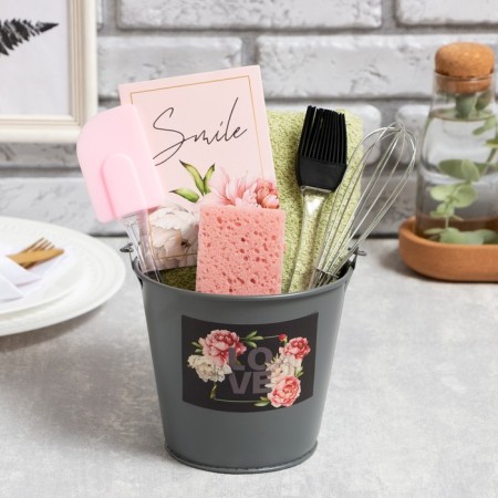 Gift Love: bucket, towel 35x60, shoulder blade, brush, corolla, sponge