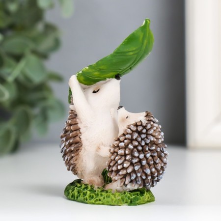 Souvenir Polystone "Hedgehog with a hedgehog under the leaf" "7.8x5.3x3.4 cm-2