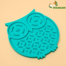 Rug for licking on suction cups 15 x 16 cm, green