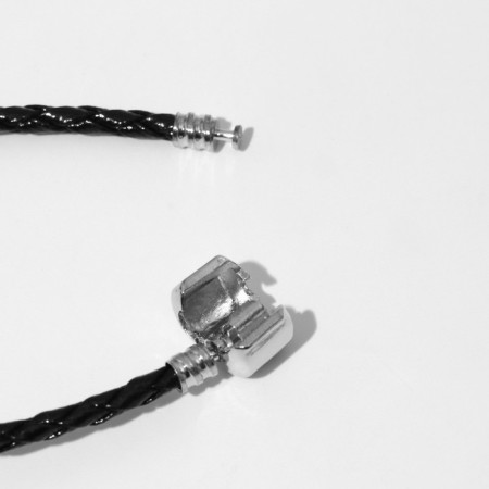 The basis for the bracelet is "bead", the color is black in silver, 16 size-1
