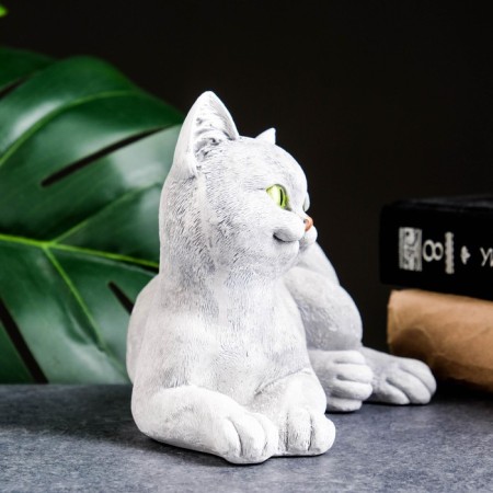 The figure "cat lies" white, 18x13x13cm-1
