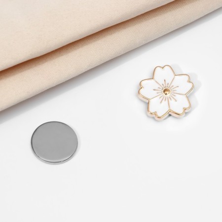 Magnet for a scarf "flower", white color in gold-1