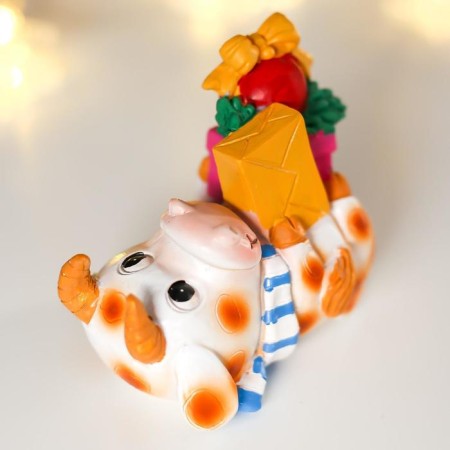 Souvenir Polystone "Gobby plays with gifts"-1