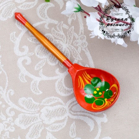 A spoon of wooden "rubella", a half -bacon, a red background