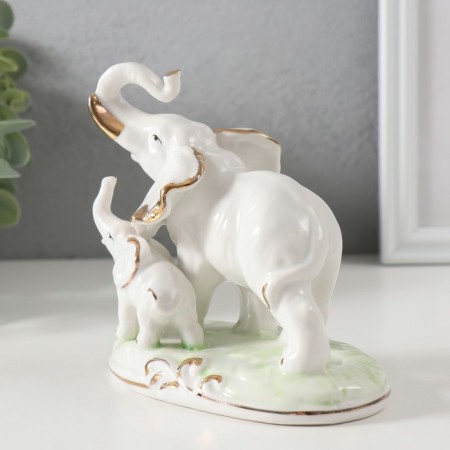 Souvenir Ceramics "Walk of an elephant from an elephant" White with gold 12.2x12.7x7.2 cm-1