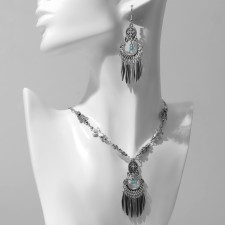 Set 2 items: earrings, necklace 