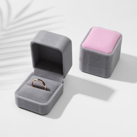 Velvet case under the Ring "Geometry", 5 × 5.5, the color is gray-pink-1