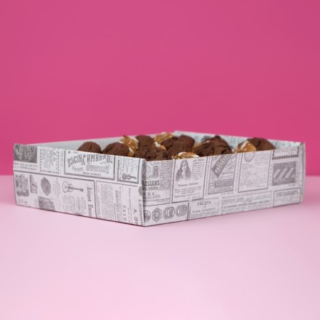 The box is self-assembly, the cover is, with the window, the “newspaper” 18 x 15 x 5 cm-1