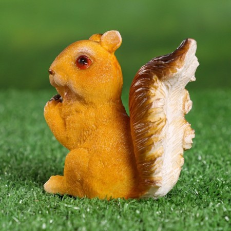 Garden figure "Squirrel with a nut" 9x5x9cm-1