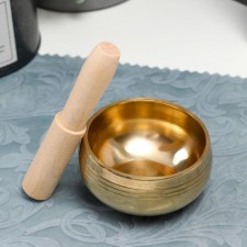 Singing bowl metal Golden gloss with a resonator of the Vet. The diameter of the bowl is 8.8 cm 5.5x10x10 cm
