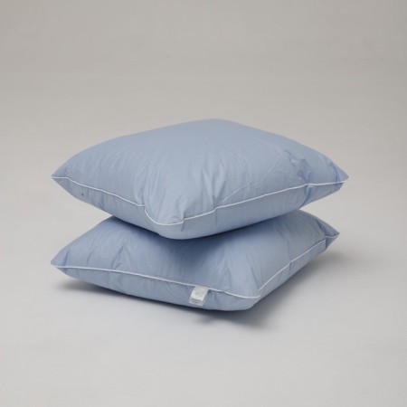 The pillow is high, size 70x70 cm, color mix