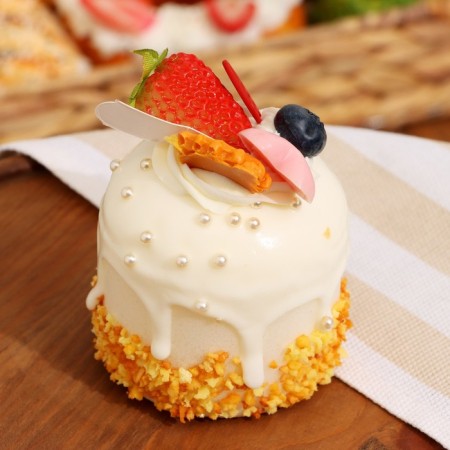 Flee - magnet "Cake in cream" 7x7x9cm-1
